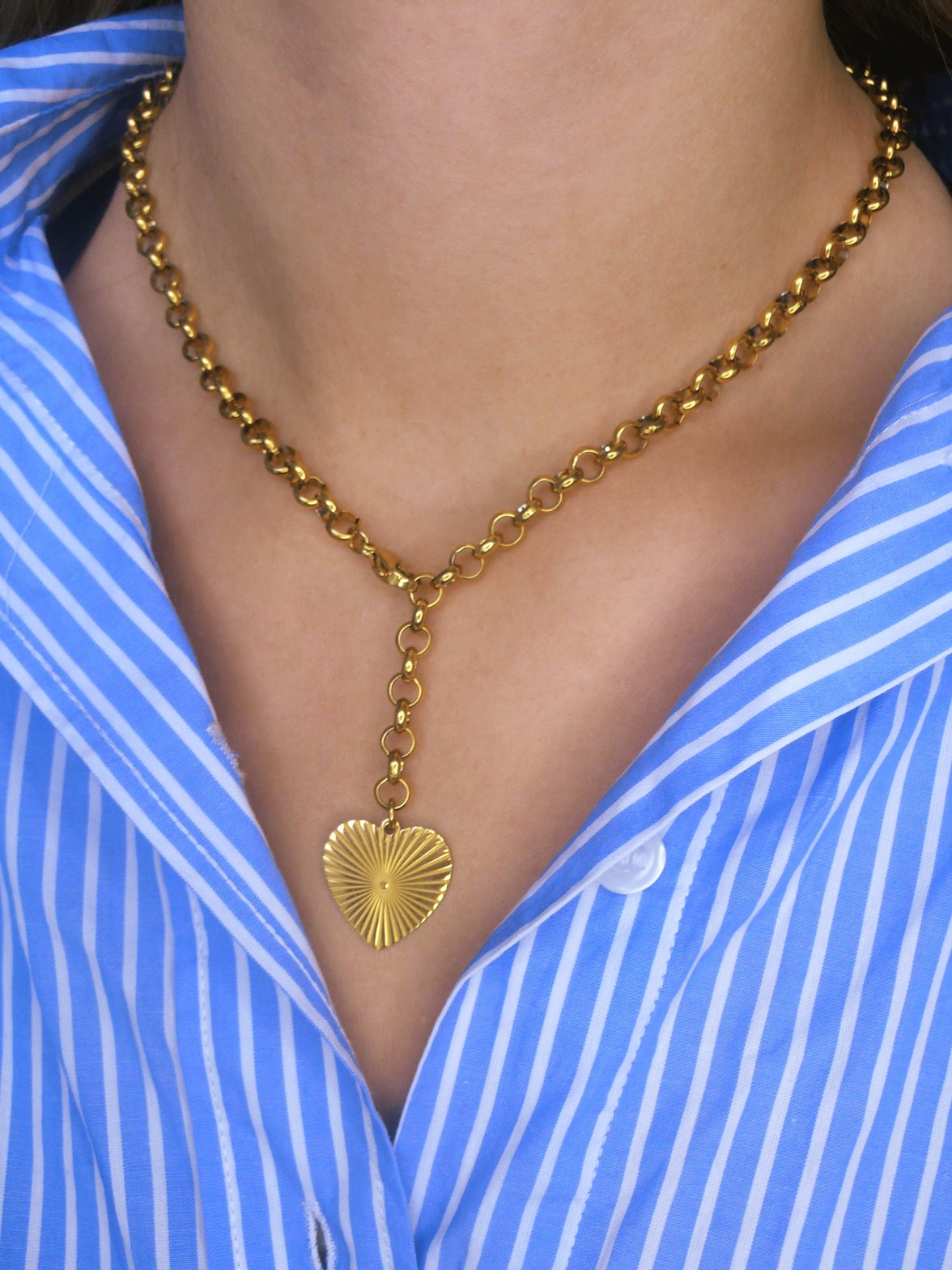 Détail du pendentif cœur doré brillant