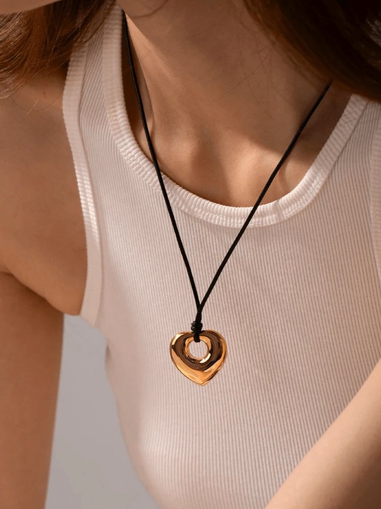 Porter du collier cœur en or - Raffiné