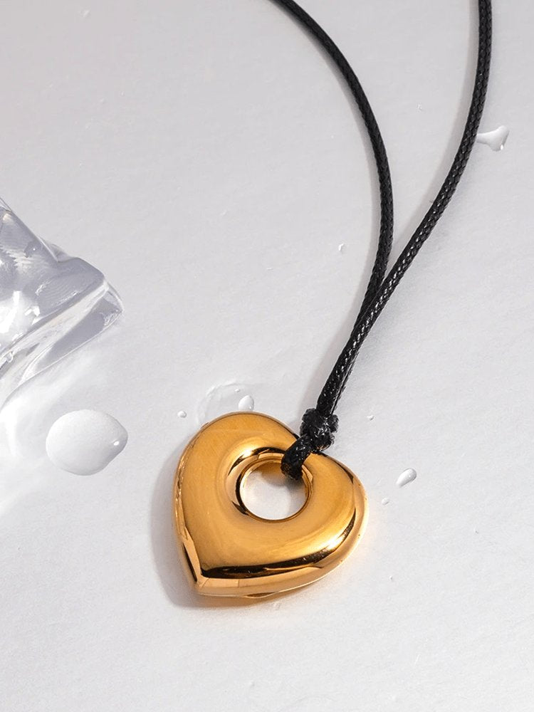 Vue rapprochée du collier cœur doré - Délicat