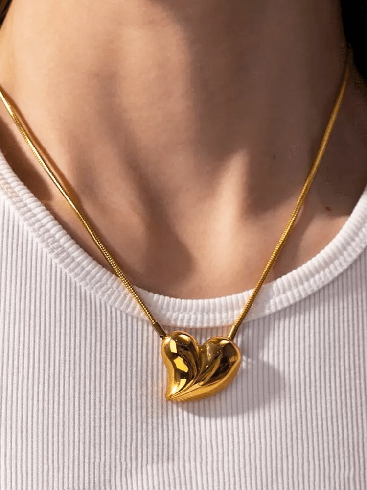 Collier cœur plaqué or porté élégant papillon