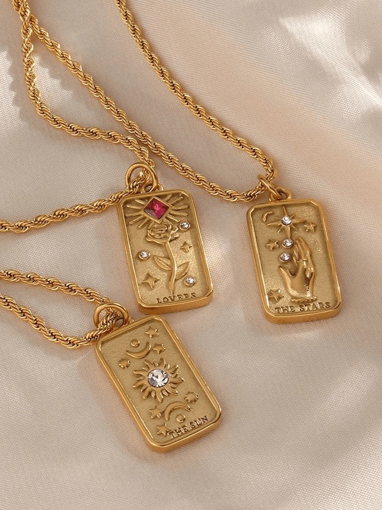 Détail du collier tarot soleil radieux