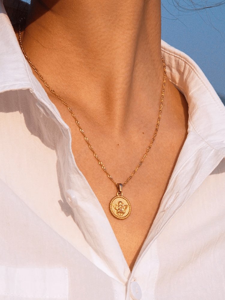 Pendentif ange en or détail harmonie