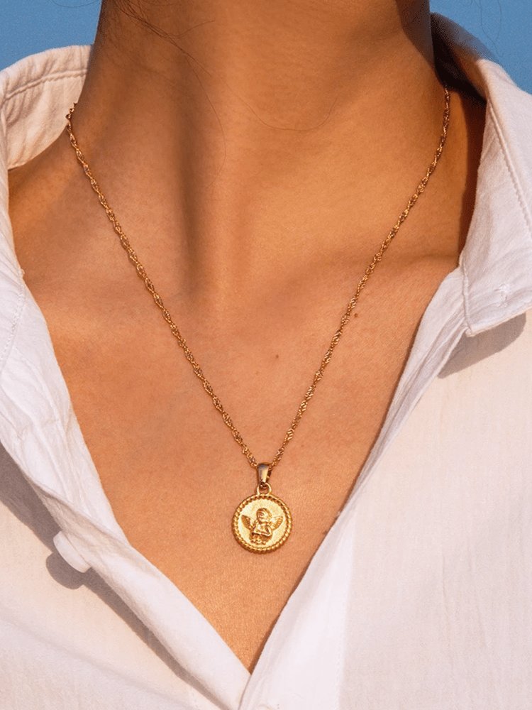 Collier chérubin plaqué or porté douceur