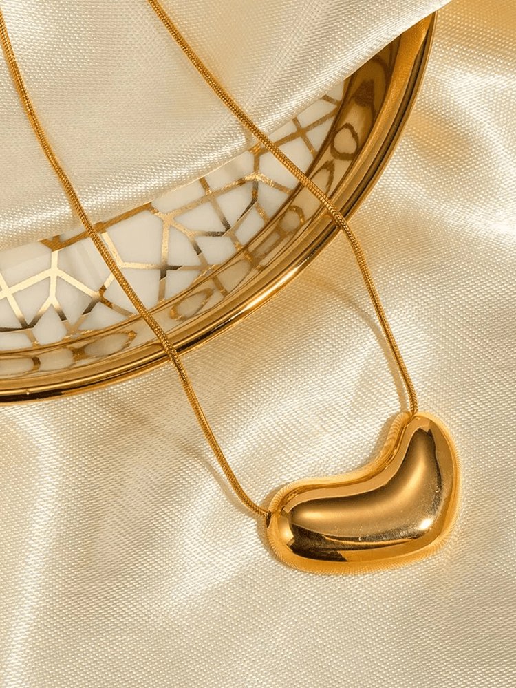 Détail du pendentif cœur doré sur chaîne serpent douceur