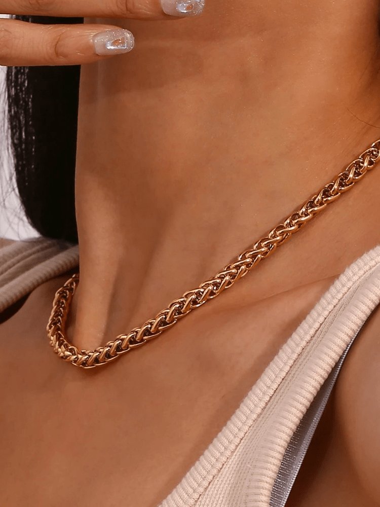 Collier chaîne tressée or porté élégant soleil