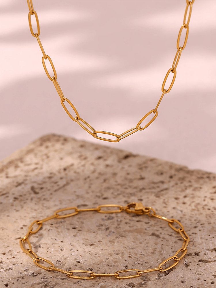 Collier chaîne dorée gros plan luxe