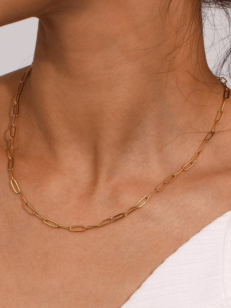 Collier trombone plaqué or porté élégance