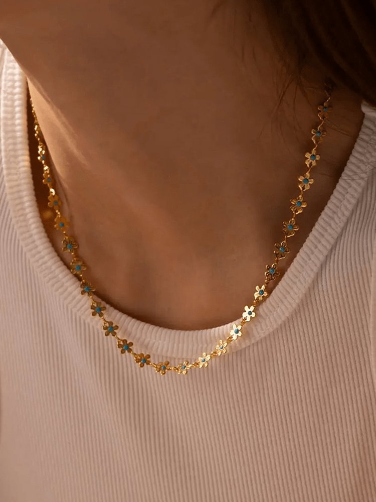 Collier floral doré porté harmonie