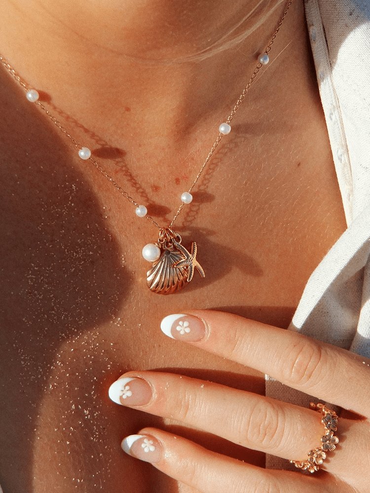 Collier coquillage doré avec perles étincelantes soleil