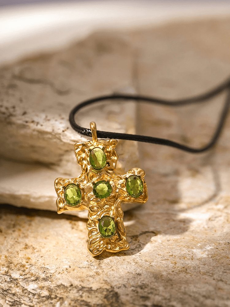 Collier croix baroque or et pierres vertes majesté