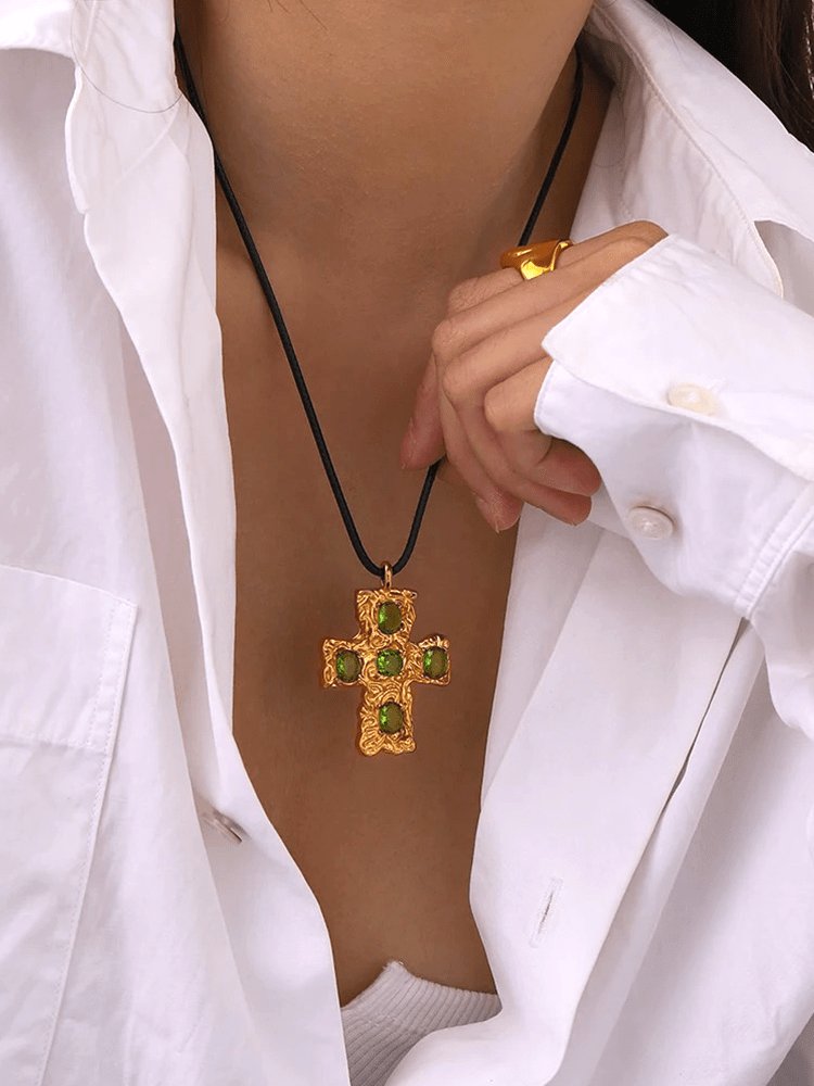 Collier croix baroque doré avec pierres vertes harmonie
