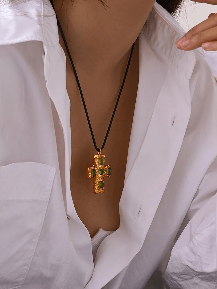 Détail pendentif croix baroque or et vert élégance