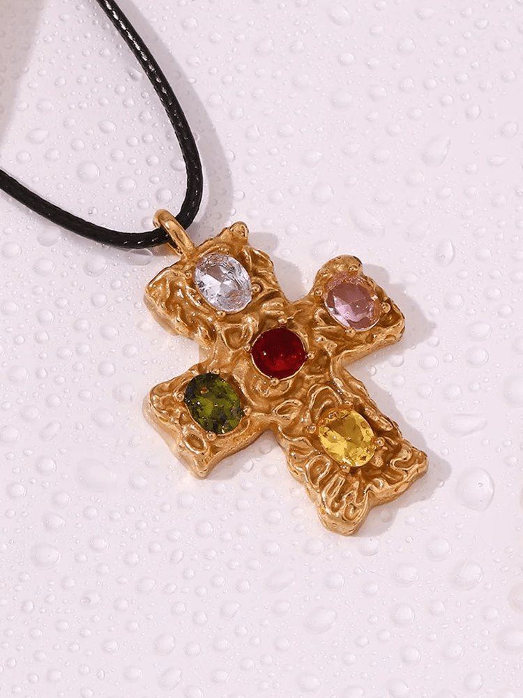 Collier croix plaqué or avec zircons étincelant