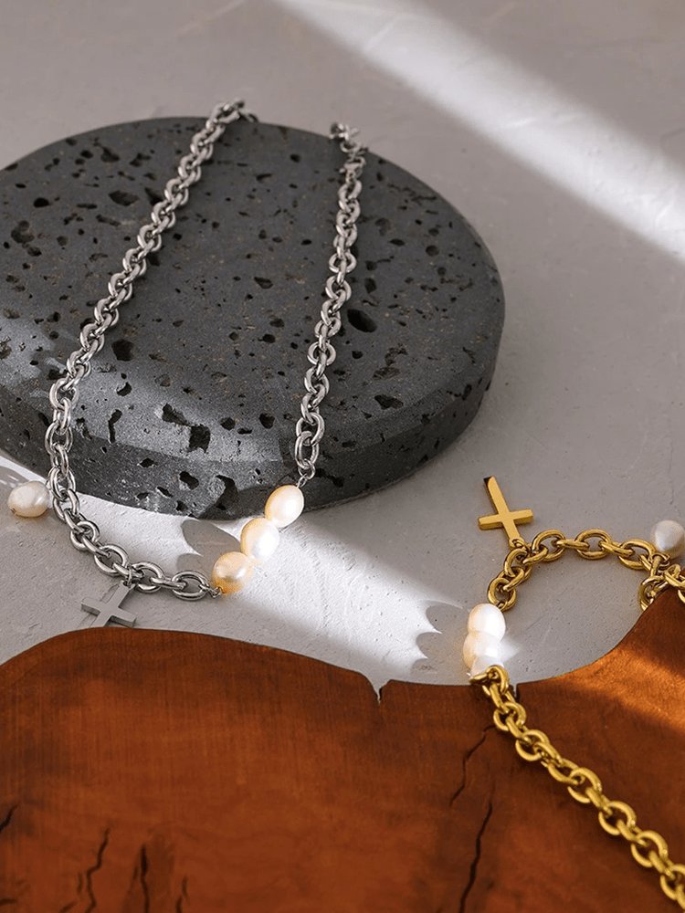 Détail du collier croix et perles élégance