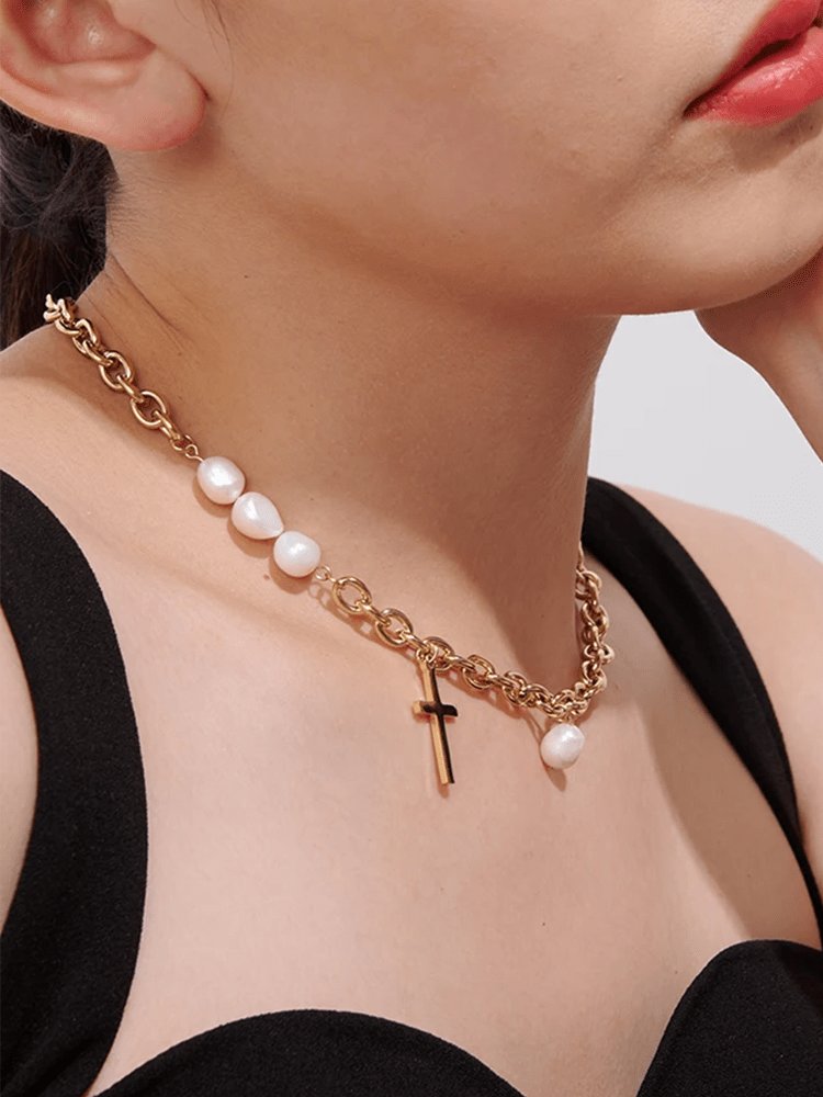 Collier croix doré avec perles naturelles porté douceur