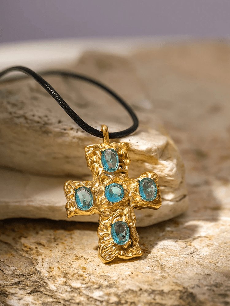 Vue portée collier croix zeta grâce