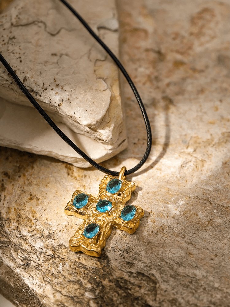 Collier statement croix dorée sophistication