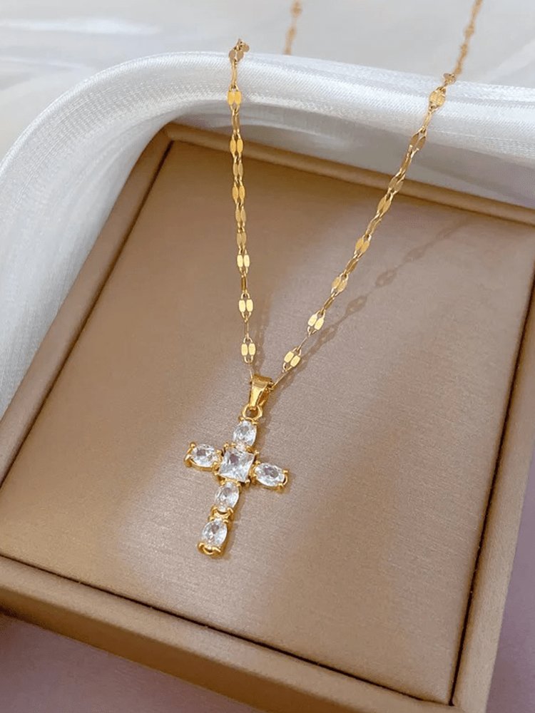 Détail collier croix zircon élégance
