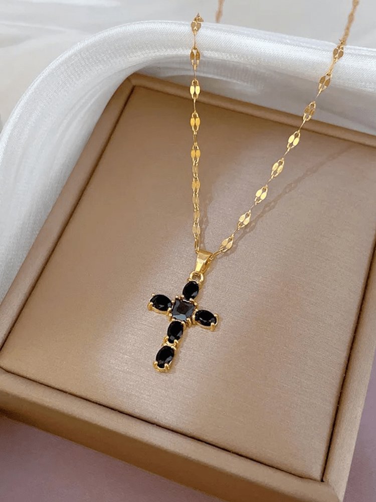 Porter collier croix zircon grâce