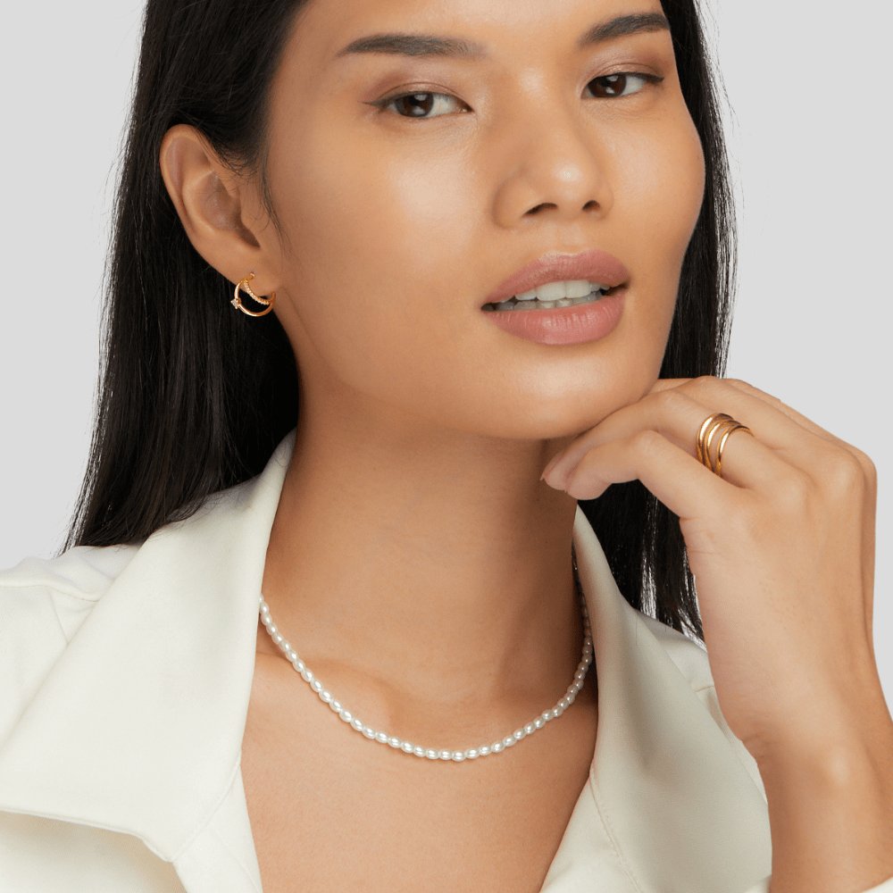 Présentation du collier de perles sur fond blanc