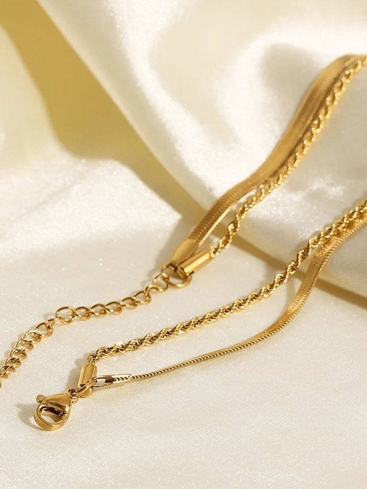 Vue rapprochée collier or double chaîne crystal