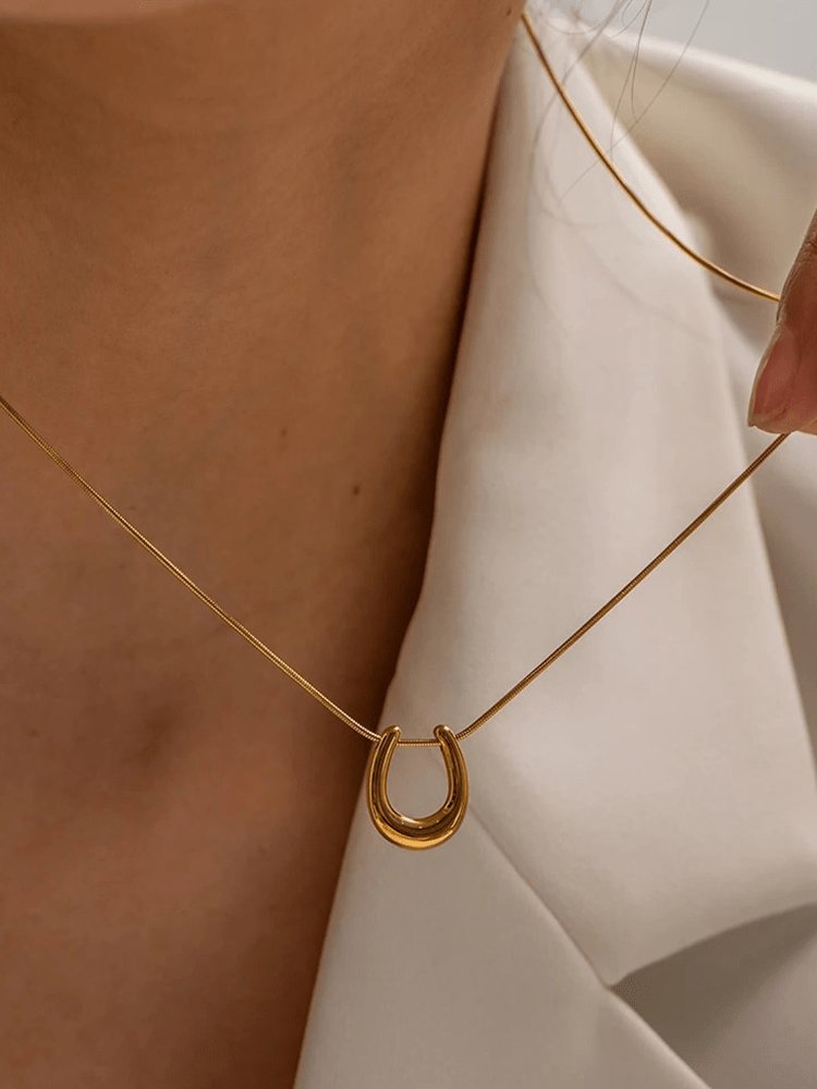 Détail du pendentif fer à cheval doré étincelle