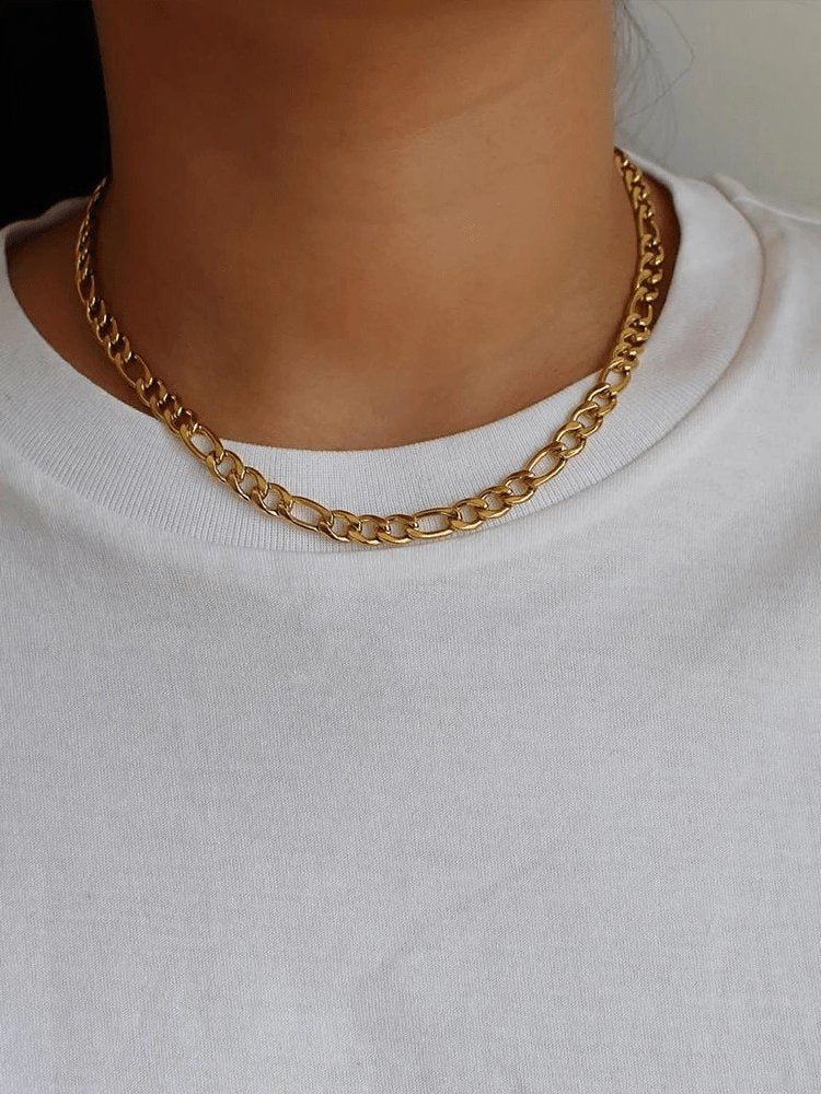 Collier figaro doré porté élégant soleil