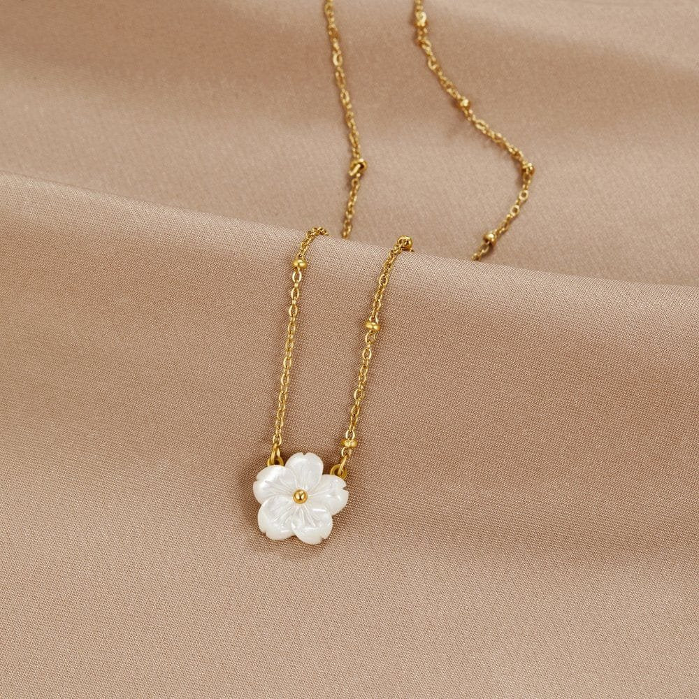 Collier fleur de nacre blanche sur fond beige doux