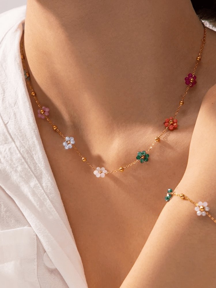 Collier floral multicolore plaqué or porté élégance