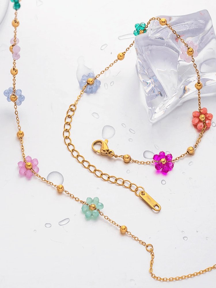 Détail des fleurs du collier doré harmonie