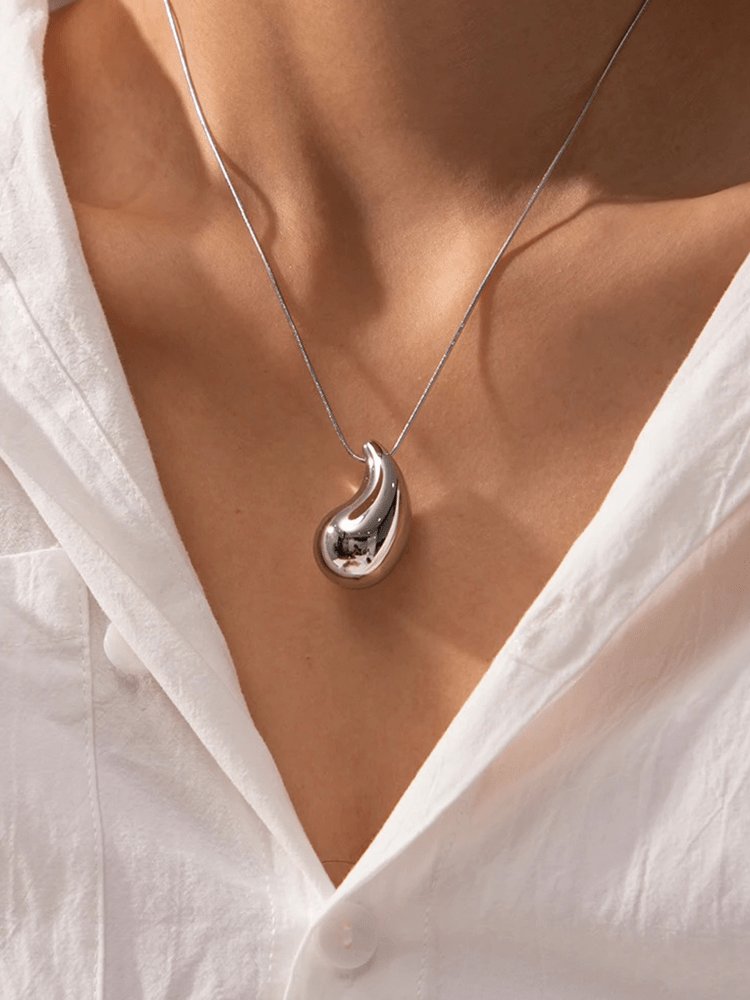 Détail du collier argent étincelant