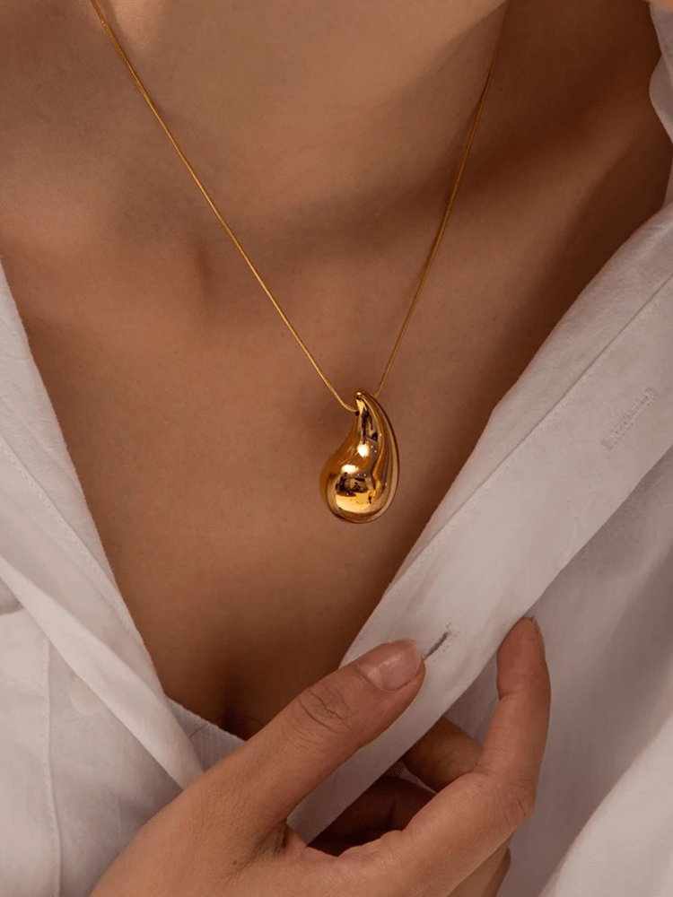 Collier doré porté étoile