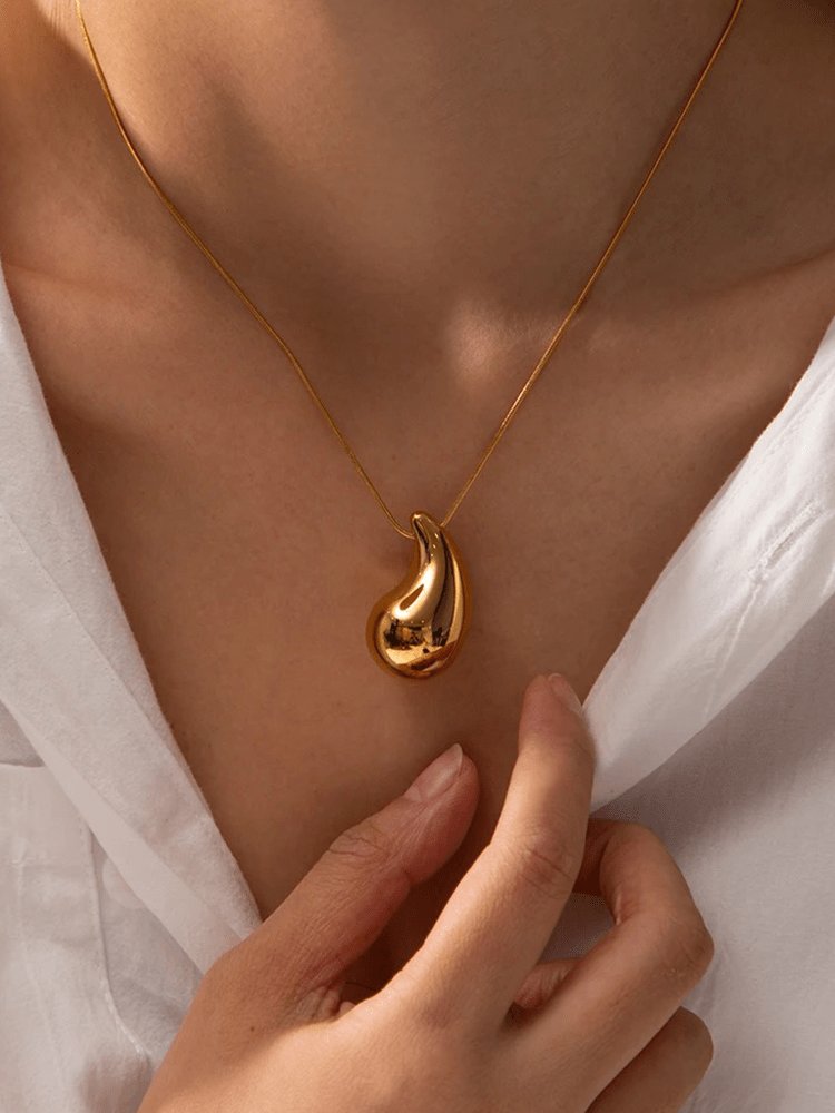 Collier goutte dorée vue de face soleil