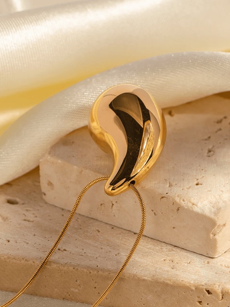 Détail pendentif goutte dorée lune