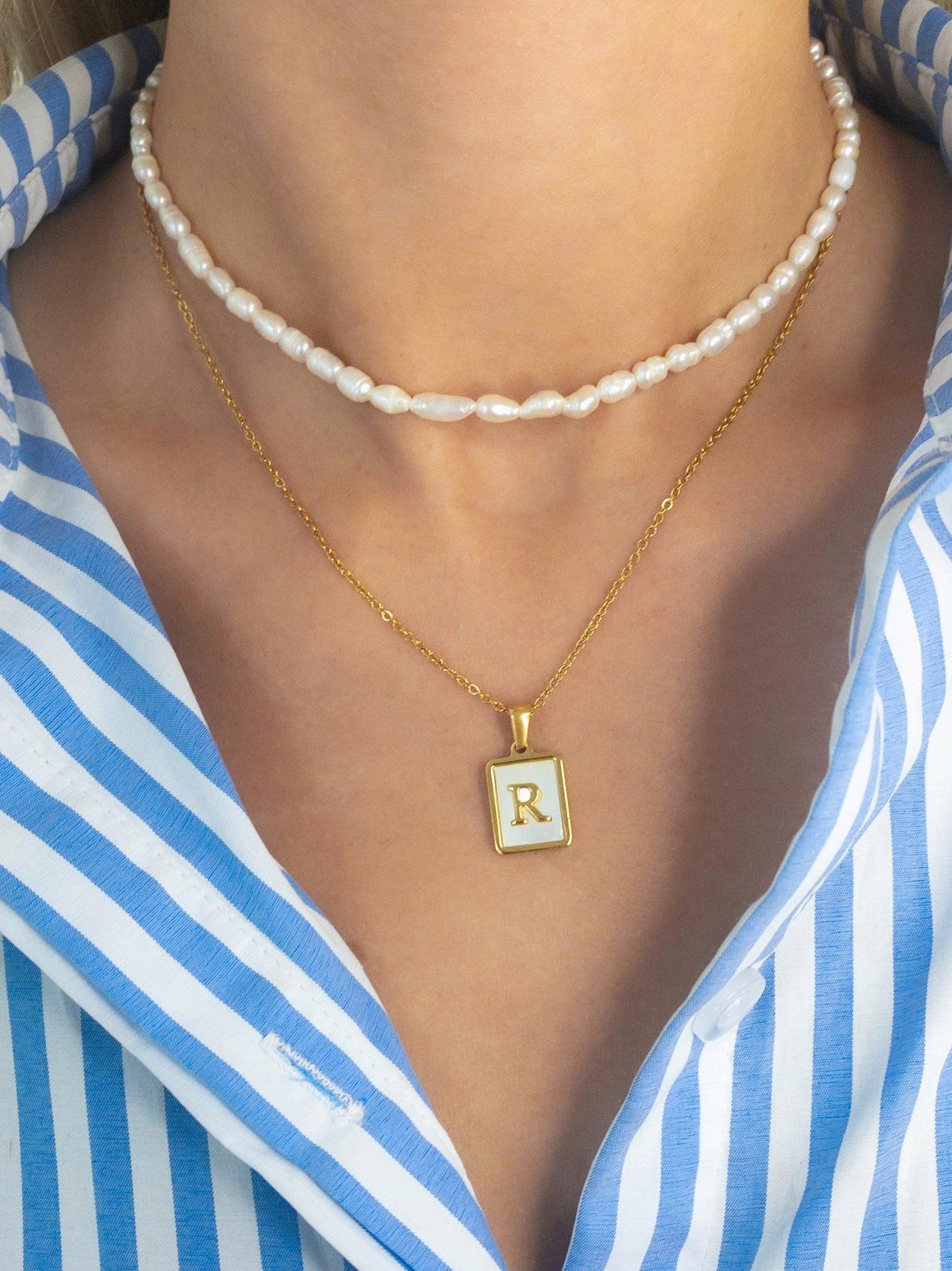 Collier lettre plaqué or élégant