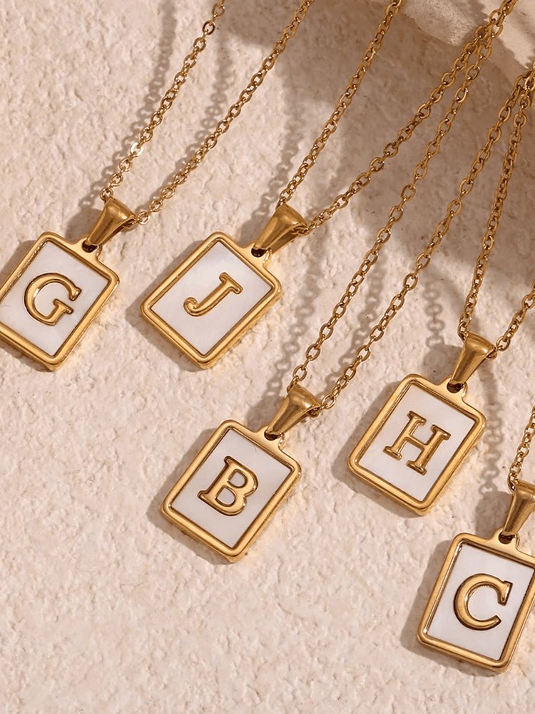 Collier initiale nacre doré étincelant