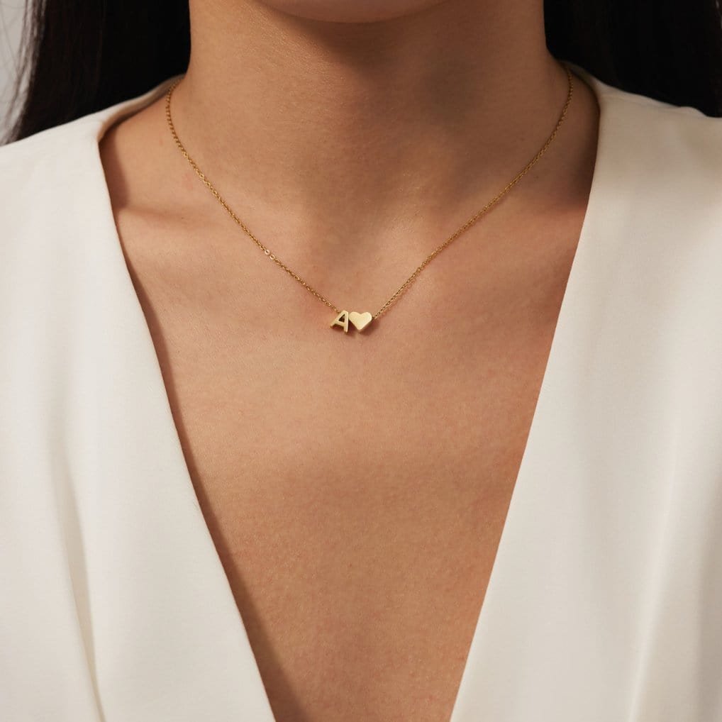 Collier initiale dorée avec cœur brillant