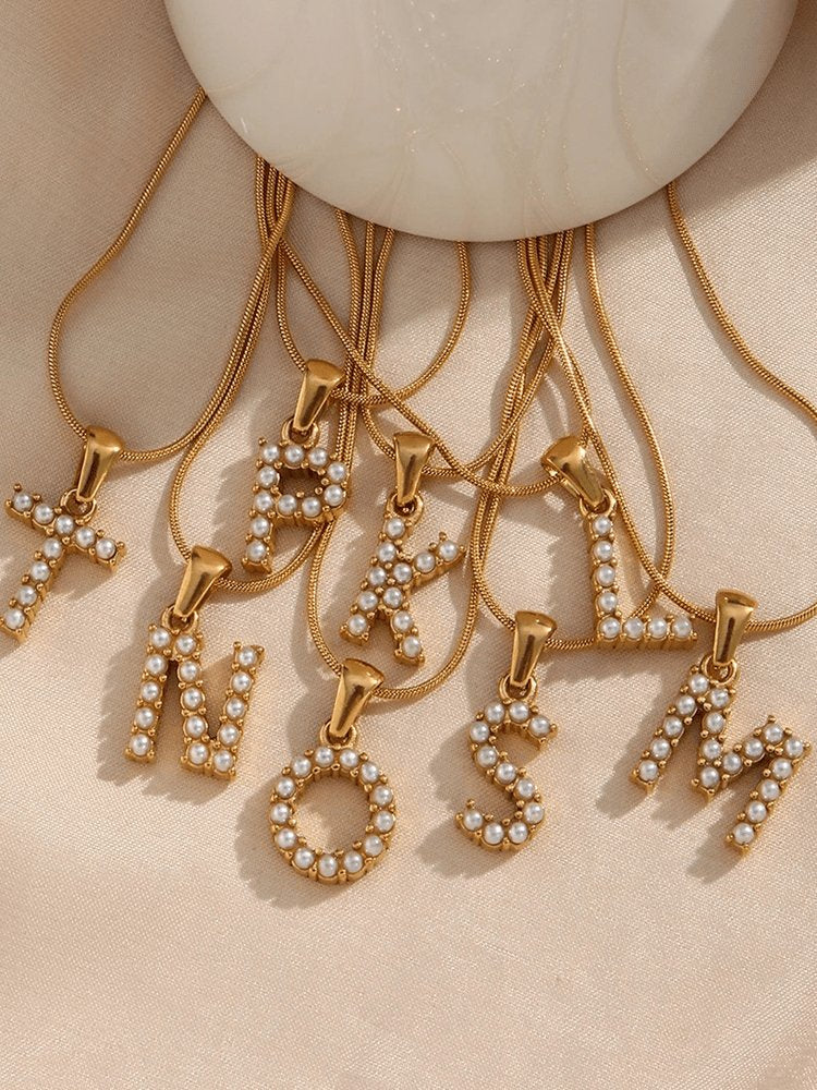 Vue rapprochée collier initiale délicatesse