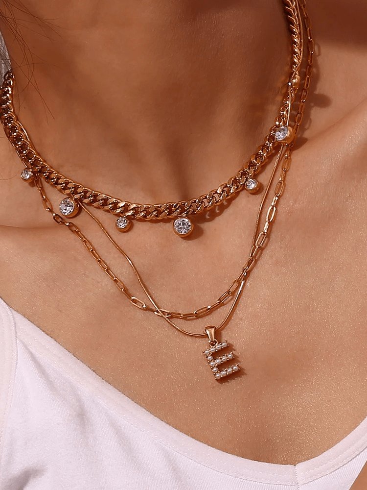 Détail pendentif lettre perlée harmonie