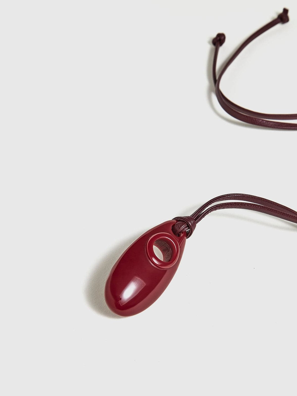 Collier long rouge moderne étoile
