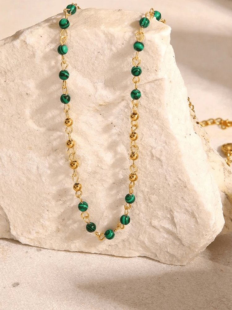 Collier malachite doré porté élégance