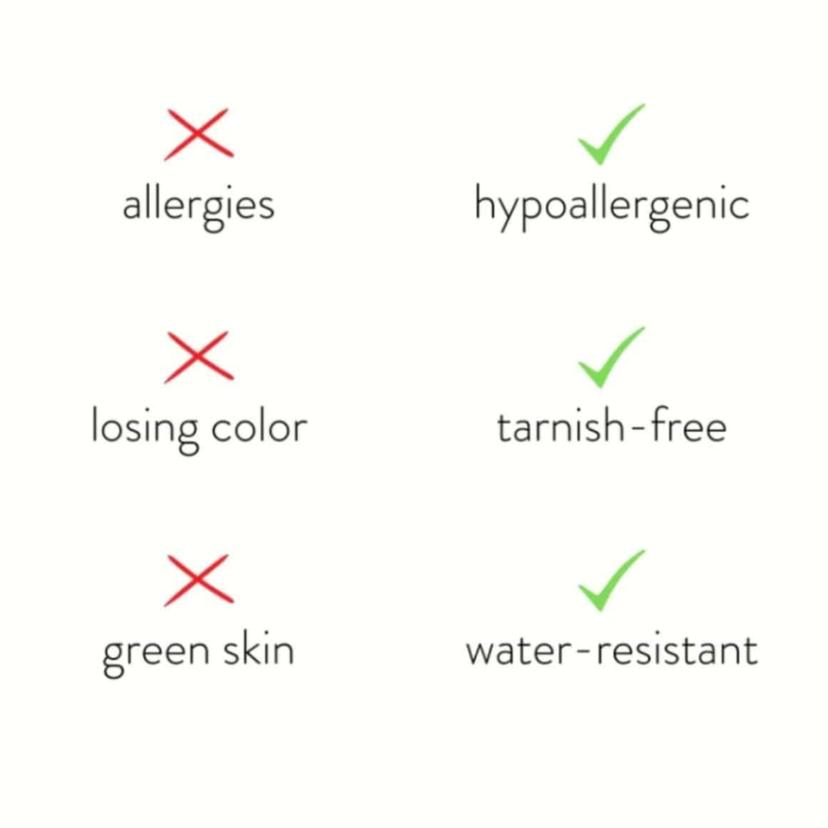 Collier multi-chaînes doré porté lumière