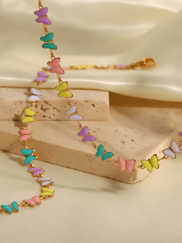 Collier papillon coloré porté harmonie