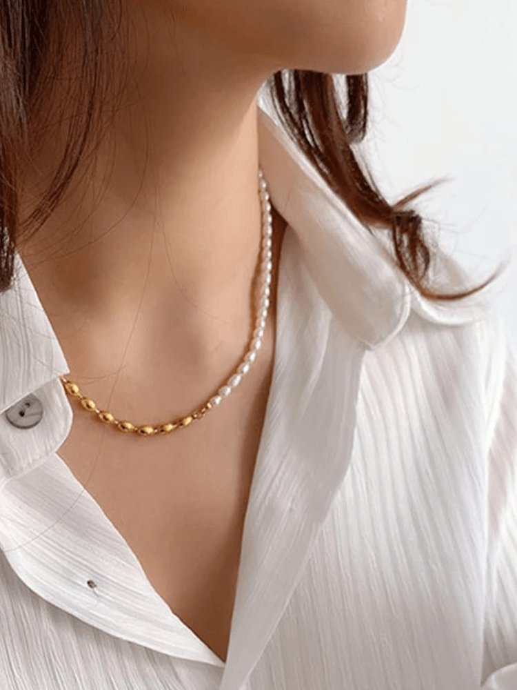 Collier perles dorées vue profil élégance