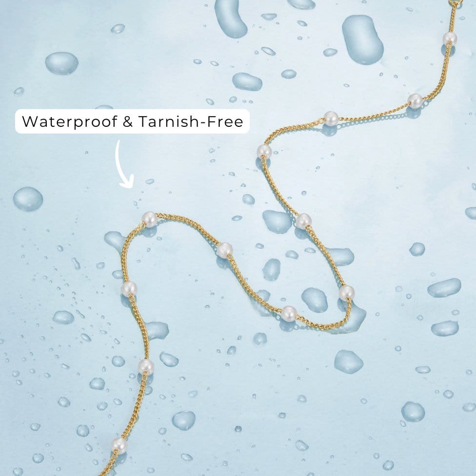 Collier perles or sophistiqué lumière