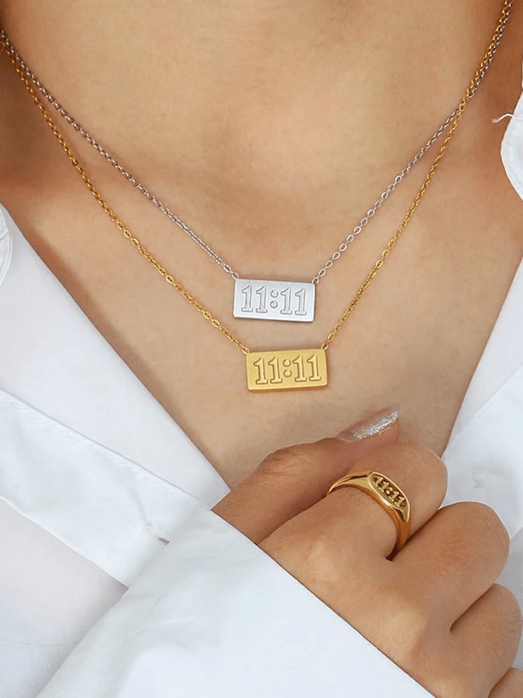 Collier argenté 11:11 porté élégamment lueur