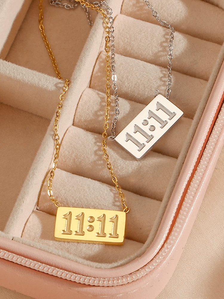 Vue rapprochée du collier porte-bonheur étincelle