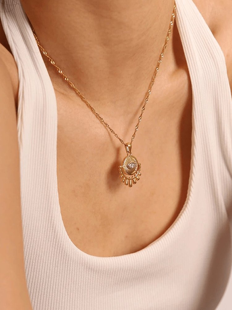 Détail pendentif œil porte-bonheur doré cristal