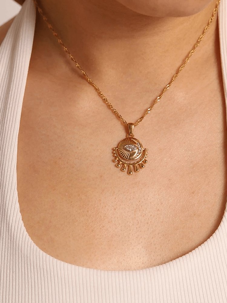 Collier œil porte-bonheur plaqué or porté velours