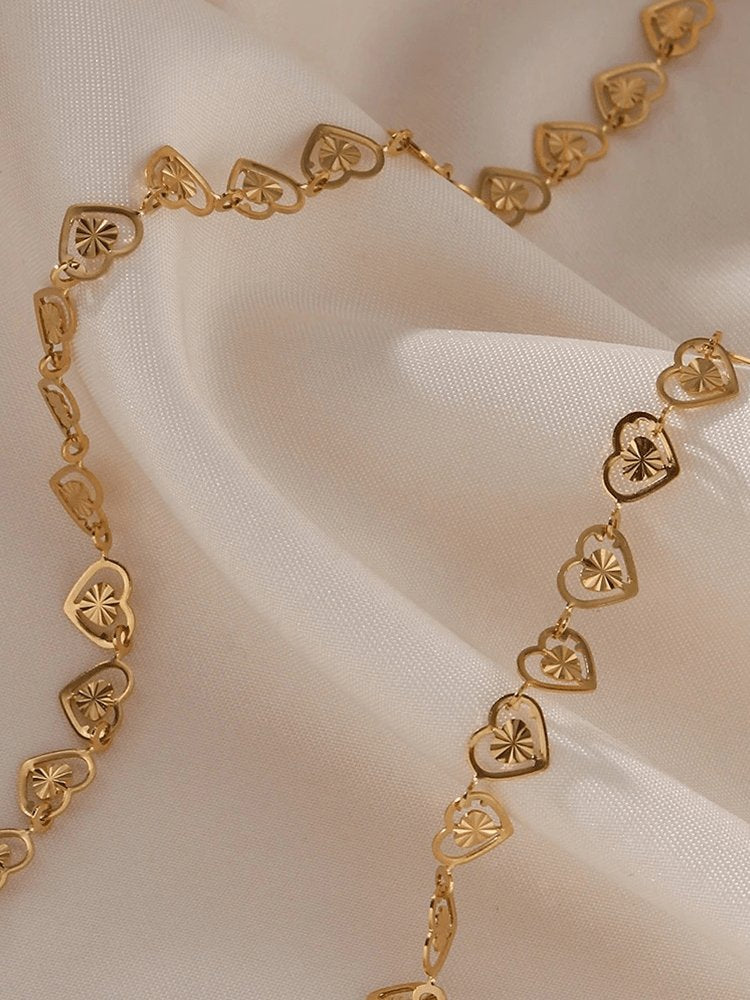 Vue détaillée du collier cœurs soleil